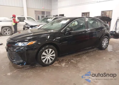 2020 Toyota Camry Hybrid Le/Le Hybrid z USA, uszkodzony, nr VIN 4T1L31AK4LU544830